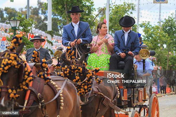 Horse Drawn Carriages Sul Fair Di Siviglia - Fotografie stock e altre immagini di Parco dei divertimenti ambulante - Parco dei divertimenti ambulante, Siviglia, Adulto