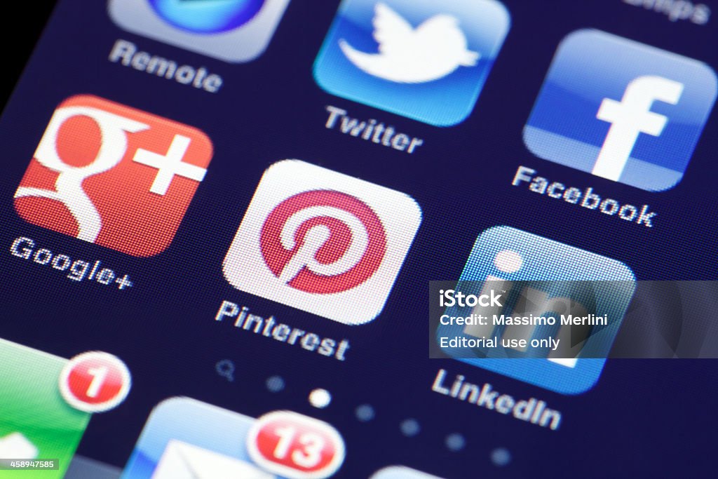 Mezzi di comunicazione sociale su iPhone - Foto stock royalty-free di LinkedIn