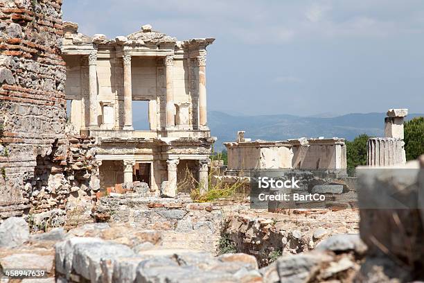 Foto de Os Turistas Em Éfeso Uma Caminhada De Cerca De e mais fotos de stock de Arcaico - Arcaico, Arqueologia, Arquitetura