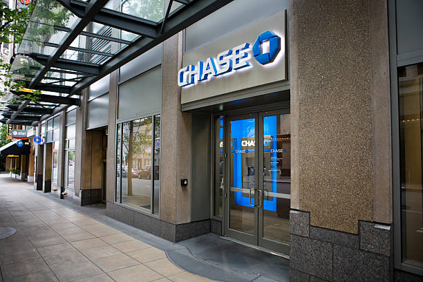 banco chase en el centro de la ciudad de seattle, washington - named financial services company fotografías e imágenes de stock