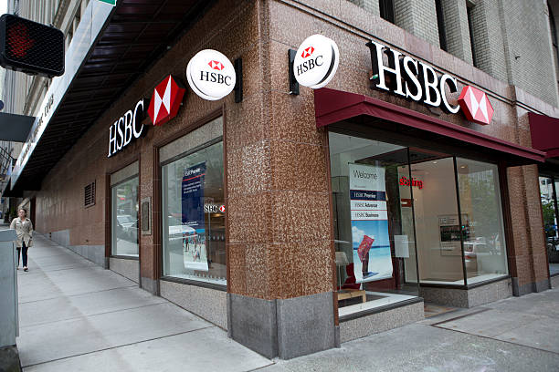hsbc bank branch en el centro de la ciudad de seattle - named financial services company fotografías e imágenes de stock