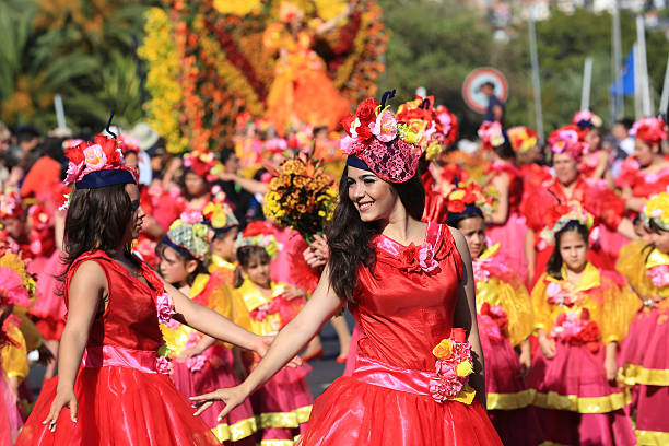 as bailarinas festival de flor de madeira, portugal - flower parade imagens e fotografias de stock