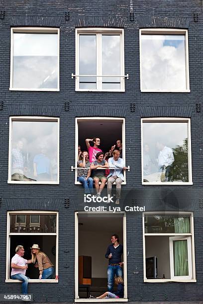 Amsterdam - zdjęcia stockowe i więcej obrazów Ludzie - Ludzie, Okno, Balkon