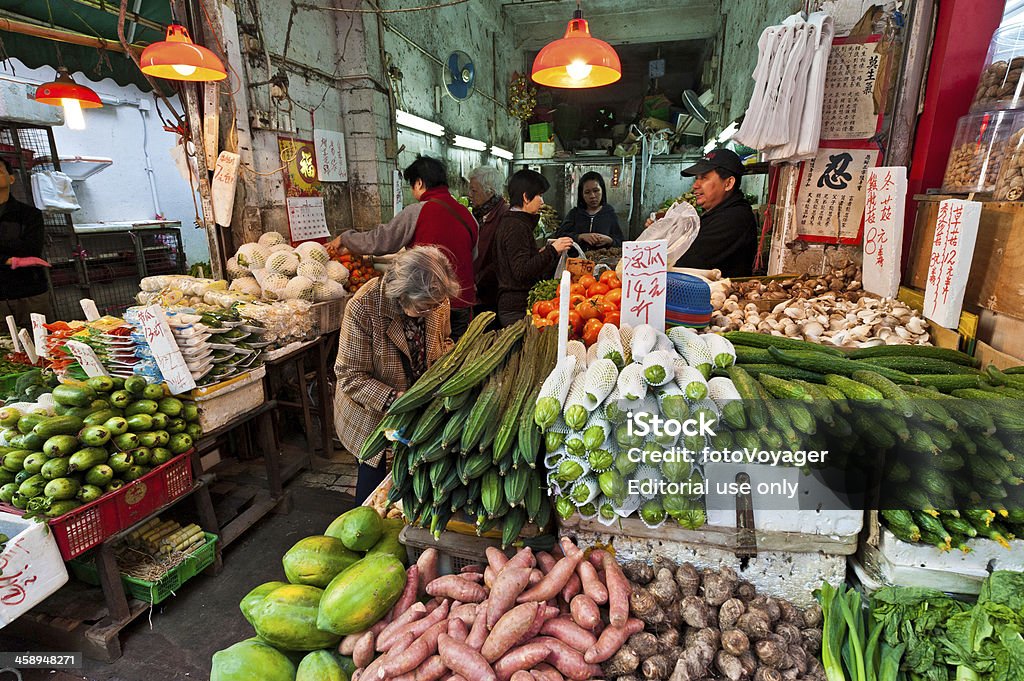 Hong Kong légumes Étal de marché client - Photo de Acheter libre de droits