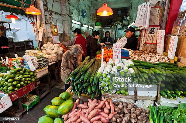 Photo libre de droit de Hong Kong Légumes Étal De Marché Client banque d'images et plus d'images libres de droit de Acheter - Acheter, Adulte, Affaires