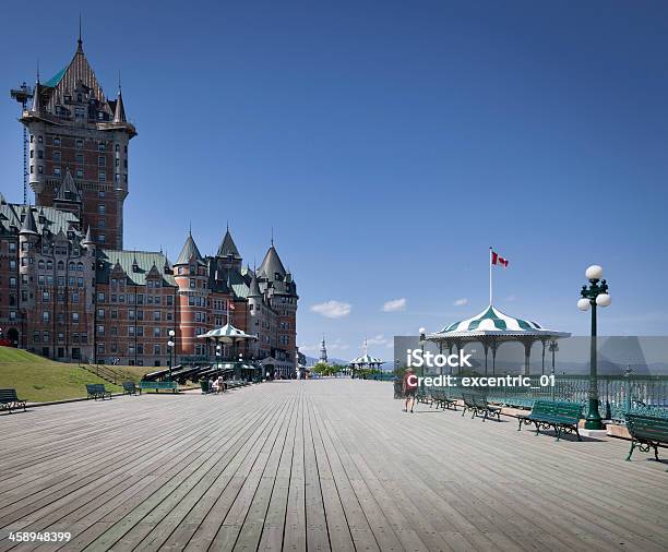 Frontenac Castello In Quebec City Estate - Fotografie stock e altre immagini di Bandiera - Bandiera, Bandiera del Canada, Canada