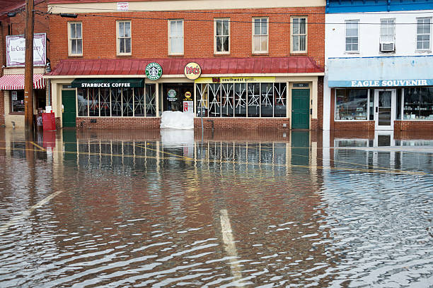 洪水により、ハリケーン「サンディ」の企業でアナポリスハーバー ストックフォト