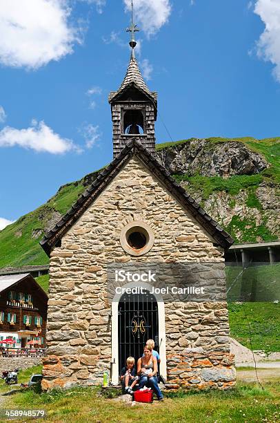 Familia Picnic En Austrian Alpes Foto de stock y más banco de imágenes de Grossglockner - Grossglockner, Actividades recreativas, Adulto