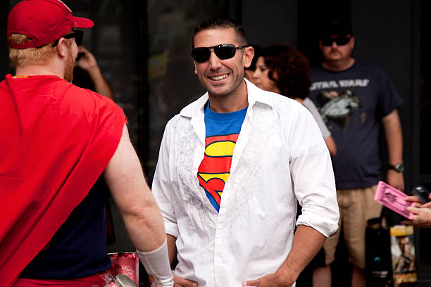 homme dans une superman t-shirts - superman shirt t shirt superhero photos et images de collection