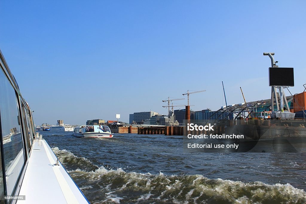 Tourist Boot ist Kreuzfahrt durch den Hafen von Amsterdam in den Niederlanden - Lizenzfrei Amsterdam Stock-Foto