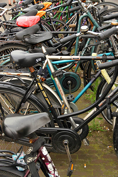 fahrräder der gemeinsamen personen - bicycle bicycle rack orange amsterdam stock-fotos und bilder