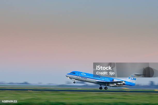 Klm Fokker 70 Foto de stock y más banco de imágenes de Aeropuerto - Aeropuerto, Aeropuerto de Schiphol, Aeródromo