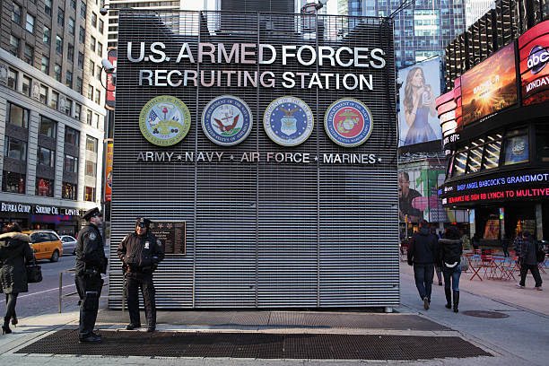 times square nyc us-streitkräfte recruiting station - armed forces marines us marine corps navy stock-fotos und bilder