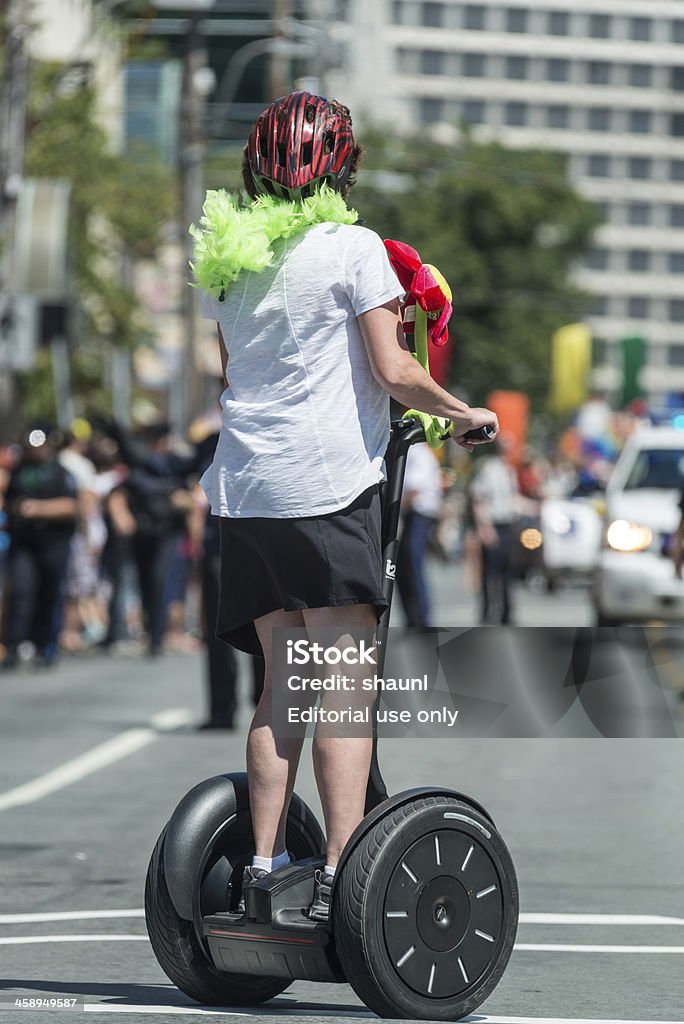 Женщина на скутере Segway - Стоковые фото Segway роялти-фри