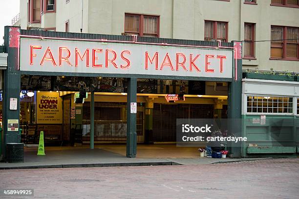 Mercado De Agricultores De Pike Place Seattle Foto de stock y más banco de imágenes de Adulto - Adulto, Aire libre, América del norte