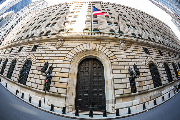 federal reserve bank of new york のビル,米国 - wall street new york city street bank ストックフォトと画像