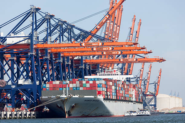 ponte de humen no terminal euromax - containerisation - fotografias e filmes do acervo