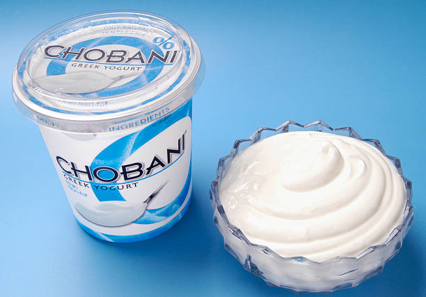 chobani normale senza grassi, yogurt greco - nonfat milk foto e immagini stock