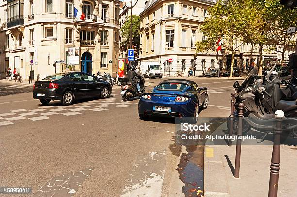 テスラ車はパリの通り - 一般人のストックフォトや画像を多数ご用意 - 一般人, 自動車メーカー テスラ, 電気自動車