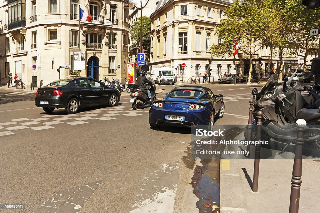 Transformator samochód na ulice Paryża - Zbiór zdjęć royalty-free (Prawdziwy ludzie)