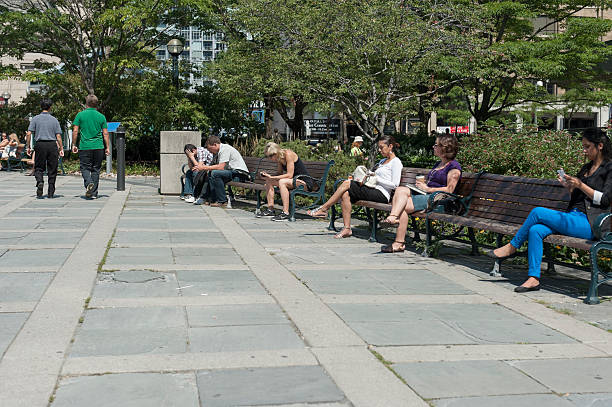 avendo lunchbreak in un parco nel centro di toronto - toronto lovelocal ontario canada foto e immagini stock