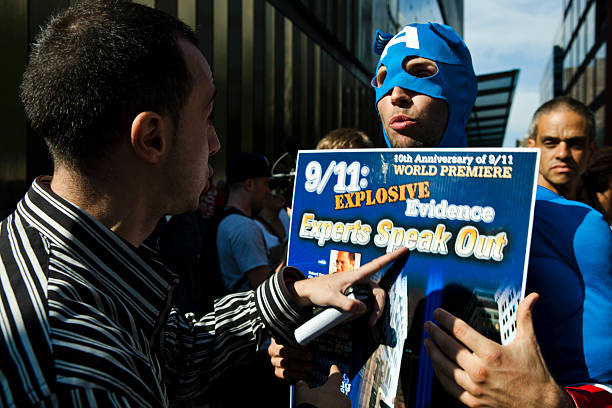 untersuchung vom 11. september in new york world trade center ground zero - liar dishonesty costume men stock-fotos und bilder