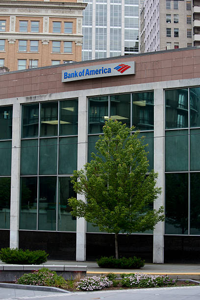 bank of america branch en el centro de la ciudad de seattle - named financial services company fotografías e imágenes de stock