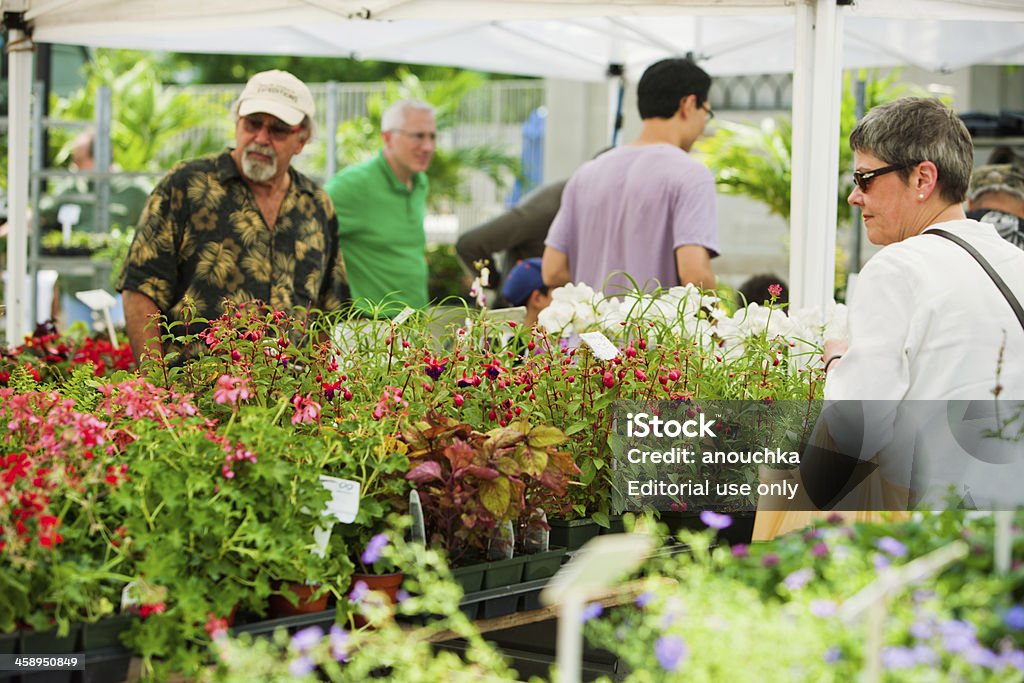 Les personnes choisissant de plantes pour leurs jardins sur market street - Photo de Union Square - Union Square et Gramercy Park libre de droits