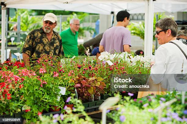 Photo libre de droit de Les Personnes Choisissant De Plantes Pour Leurs Jardins Sur Market Street banque d'images et plus d'images libres de droit de Union Square - Union Square et Gramercy Park