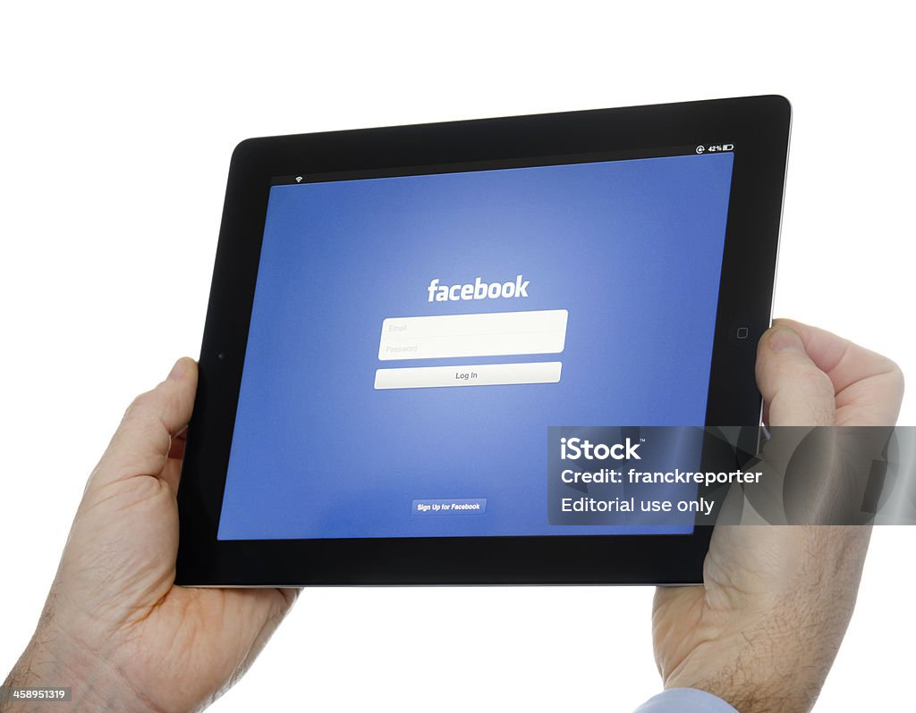 Ludzką ręką trzymając nowy Ipad z Facebook app 3 - Zbiór zdjęć royalty-free (Aplikacja mobilna)