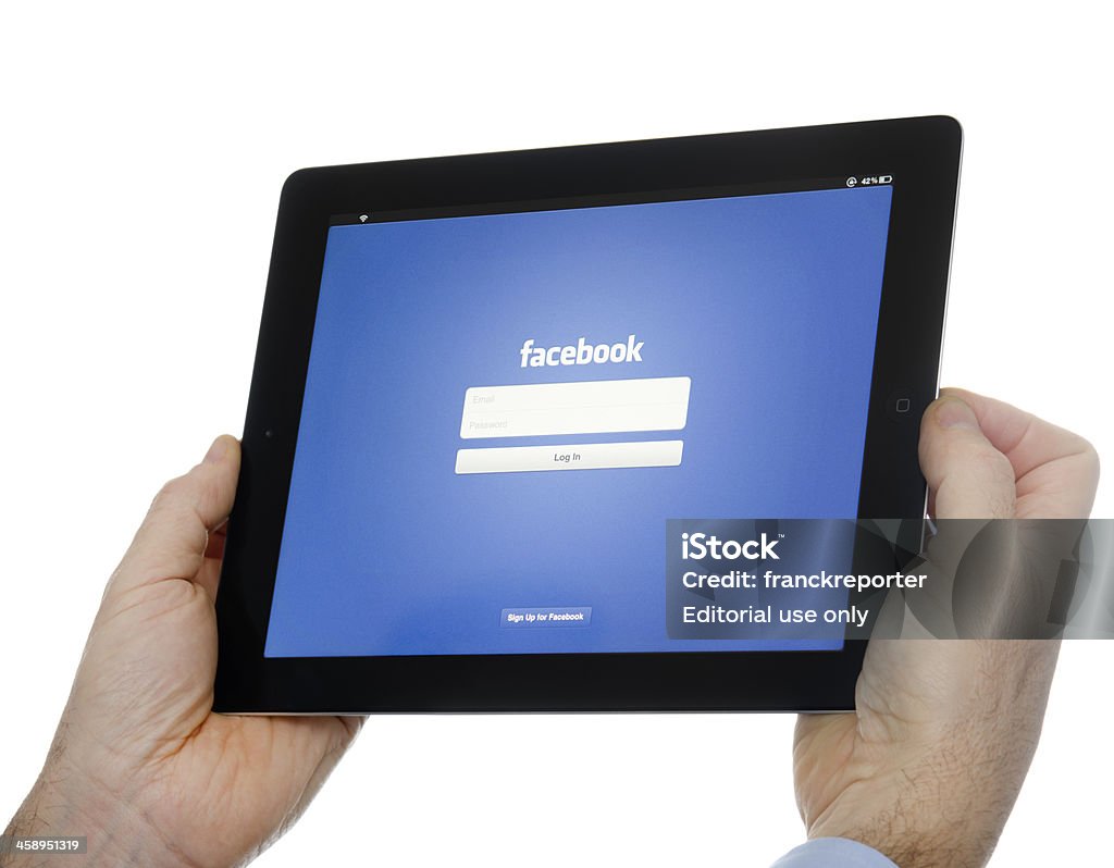 Mão humana segurando o novo Ipad com aplicativo de Facebook 3 - Foto de stock de Aplicação móvel royalty-free