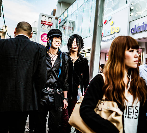 shopping in straße takeshita dori tokio, japan - harajuku district stock-fotos und bilder