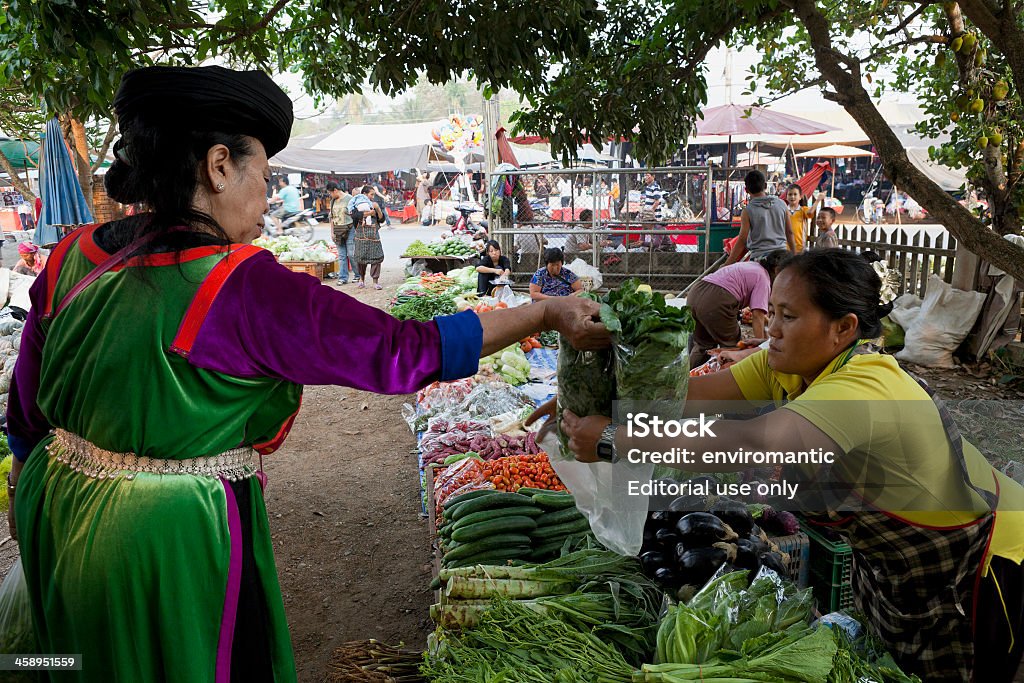 Compras en un típico Thai mercado. - Foto de stock de Adulto libre de derechos
