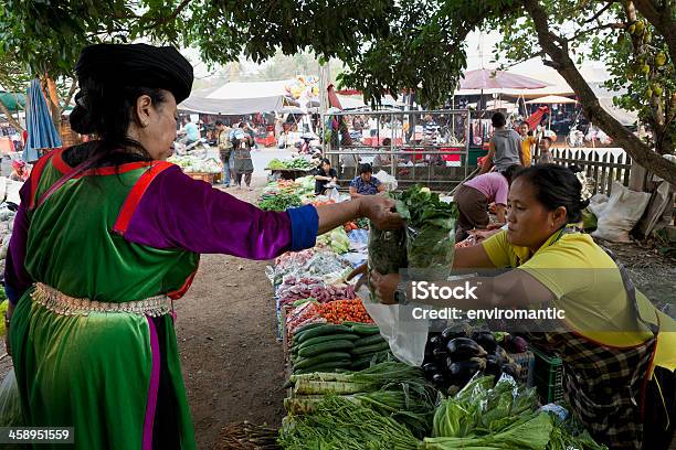 Shopping In Un Tipico Mercato Tailandese - Fotografie stock e altre immagini di Adulto - Adulto, Asia, Cibo