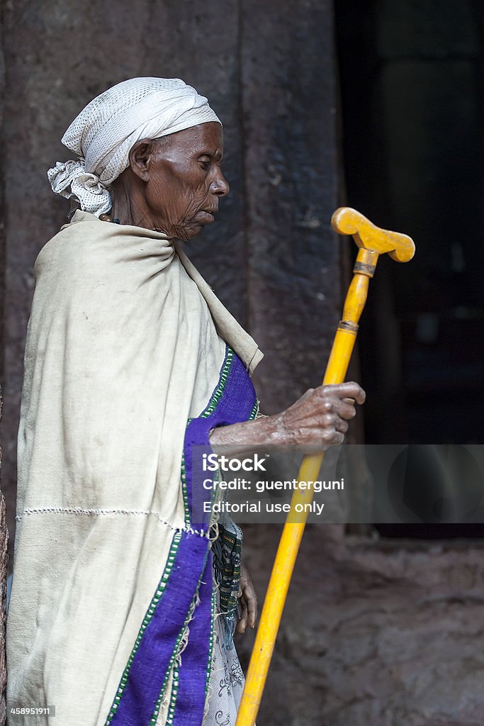 Orthodox peregrino fora de uma rocha hewn Igreja, Lalibela, Etiópia - Royalty-free Adulto Foto de stock