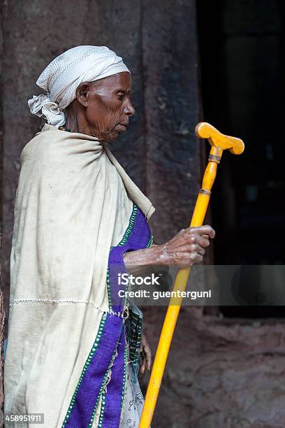 Orthodox Peregrino Fora De Uma Rocha Hewn Igreja Lalibela Etiópia - Fotografias de stock e mais imagens de Adulto