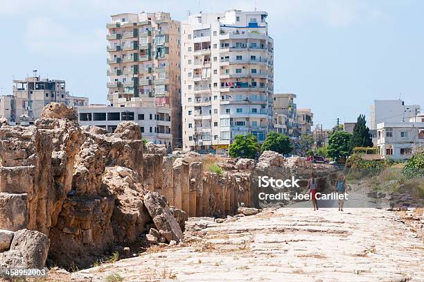 Dos Mujeres Jóvenes Turistas Caminando En Ruinas De Neumáticos Líbano Foto de stock y más banco de imágenes de Líbano