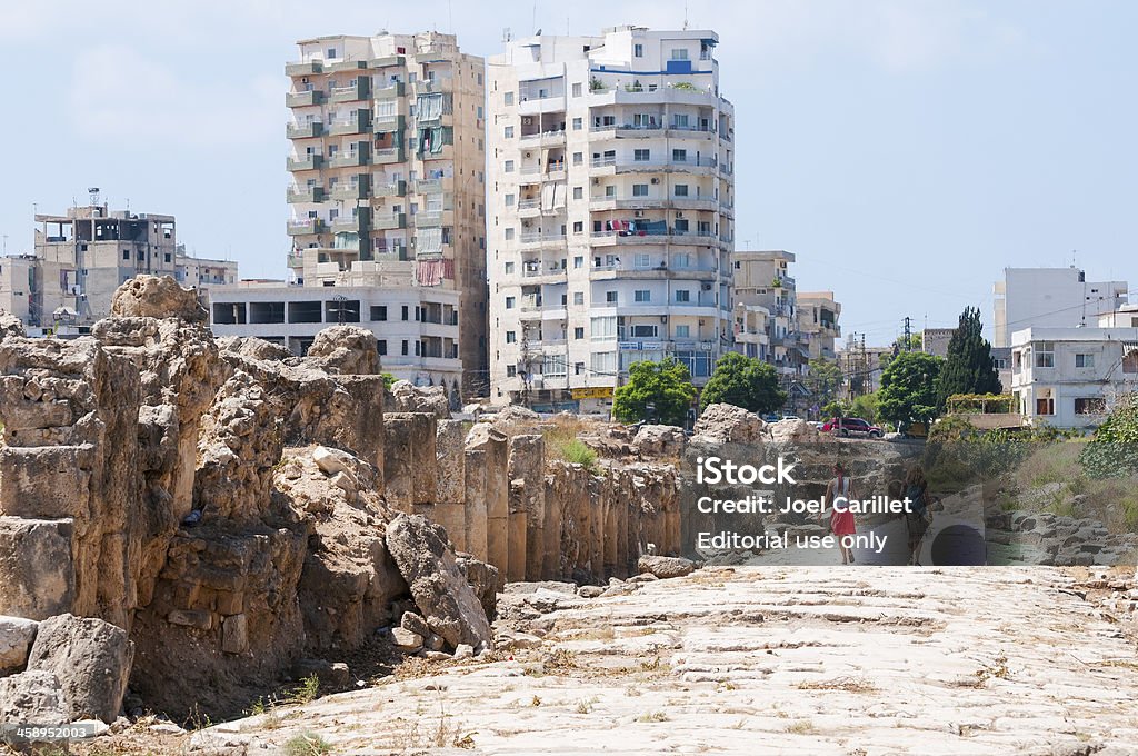 Deux jeunes femmes de touristes marchant dans les ruines de pneumatiques, Liban - Photo de Liban libre de droits