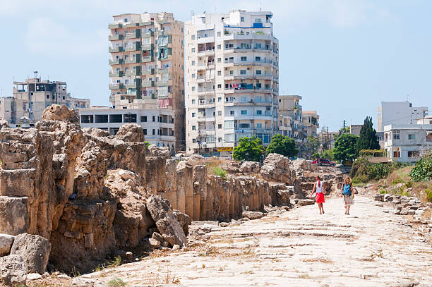 두 명의 젊은 여성 관광객들이 유적 도보 중 타이어, 레바논 - city of tyre lebanon antiquities archaeology 뉴스 사진 이미지