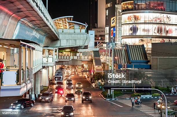 Foto de Entroncamento De Asoke E Estação De Skytrain Em Bangkok À Noite e mais fotos de stock de Arquitetura