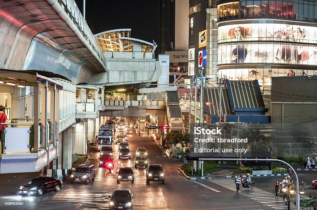 Асоке соединение и метро Асок в Бангкоке в ночь - Стоковые фото Автомобиль роялти-фри