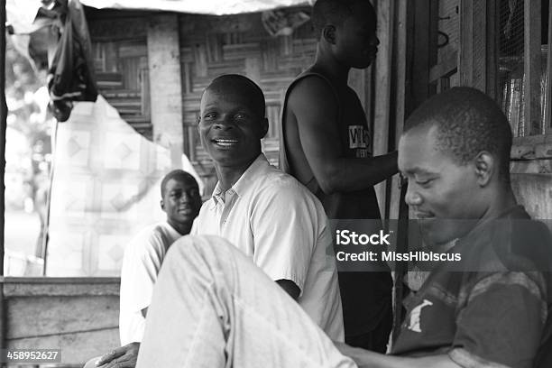 Foto de Liberiano Homens e mais fotos de stock de Adulto - Adulto, Alpendre, Amizade