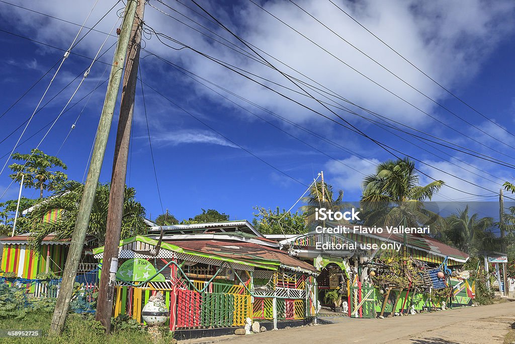 Pequeño restaurante de isla Mayreau, y las Granadinas - Foto de stock de Cable de energía eléctrica libre de derechos