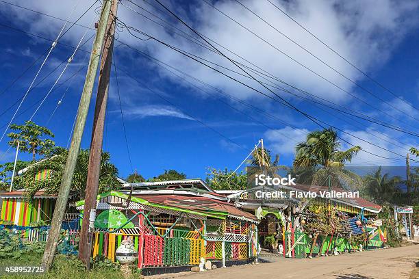 Pequeño Restaurante De Isla Mayreau Y Las Granadinas Foto de stock y más banco de imágenes de Cable de energía eléctrica