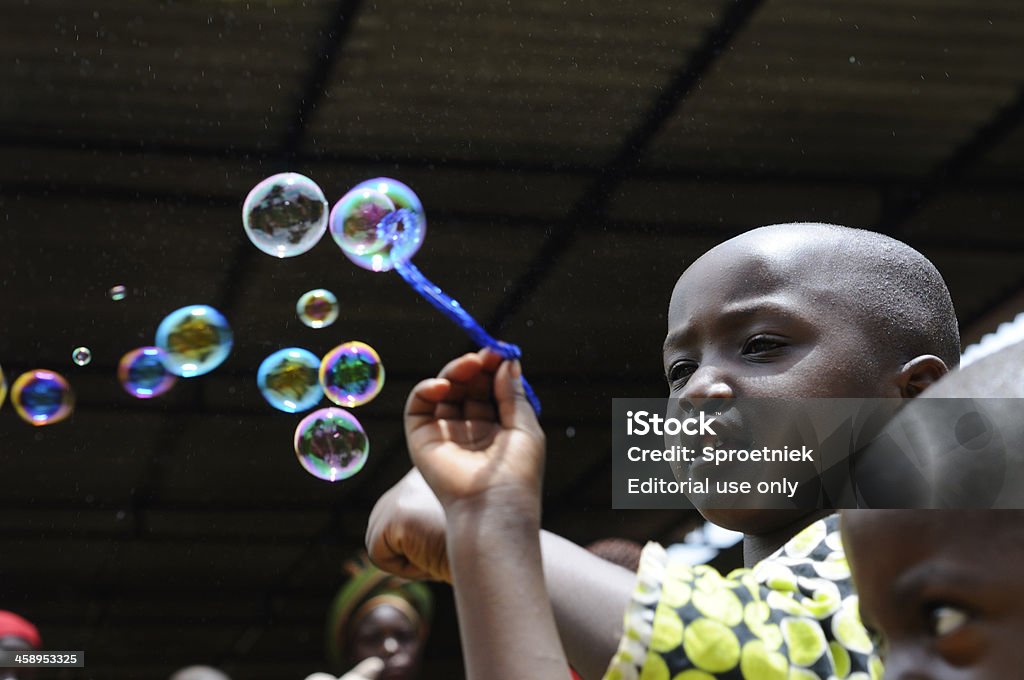 Rwandese i bambini giocano con le bolle di sapone - Foto stock royalty-free di Bebé