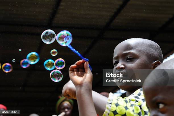 Rwandese I Bambini Giocano Con Le Bolle Di Sapone - Fotografie stock e altre immagini di Bebé - Bebé, Intervento chirurgico, Africa