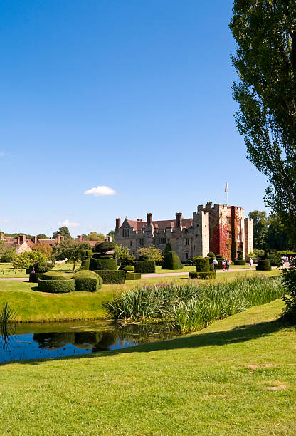 hever castle und wassergraben - hever stock-fotos und bilder