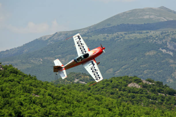 maskotka powietrznych w akcji - stunt stunt plane airplane small zdjęcia i obrazy z banku zdjęć