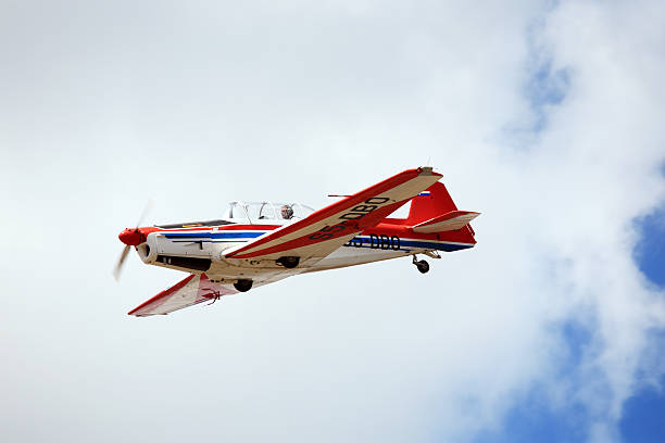 zlin powietrznych w akcji - stunt stunt plane airplane small zdjęcia i obrazy z banku zdjęć