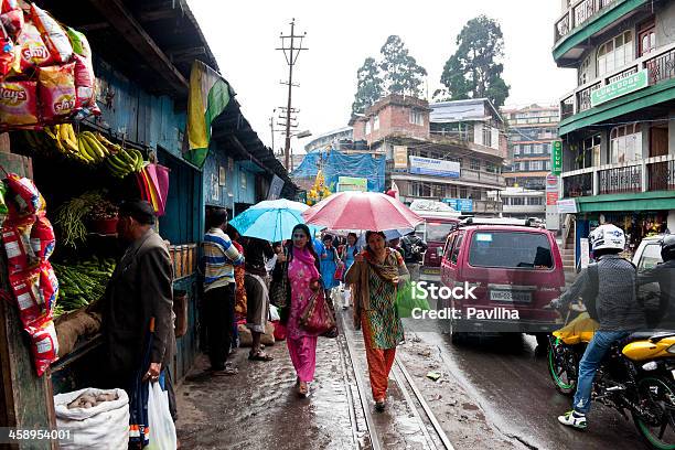 Darjeeling Vida De La Calle Cerca De La Estación De Ferrocarril De La India Foto de stock y más banco de imágenes de Darjeeling - India